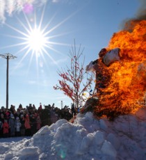 Блины под бой подушками. Как в Яблоновской крепости провожали зиму с огнём и хороводом