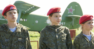 Белгородские юнармейцы отметили в небе День парашютиста*
