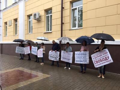 Родственники двух осуждённых белгородцев устроили пикет возле здания суда