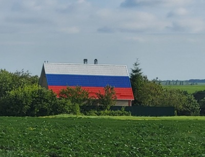Житель Белгородской области раскрасил крышу дома в цвета российского флага