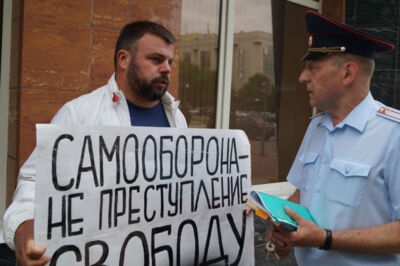 В Белгороде блогера Сергея Лежнева задержали после одиночного пикета у здания областного суда