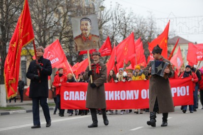 В Белгороде прошла демонстрация к 100-летию Октябрьской революции