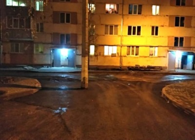 Белгородские энергетики прокомментировали ситуацию со столбом в асфальте посередине дороги