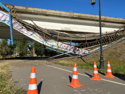 В Алексеевке обрушилась пешеходная часть моста с мотивирующим баннером