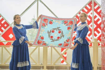 Белгород укрылся платком. К 25-летию белгородского флага область получила новый символ