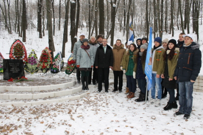 ​В Белгороде активисты ОНФ убрали могилу неизвестного лётчика