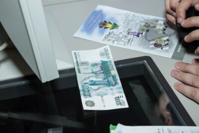 Белгородских школьников научили отличать настоящие деньги от фальшивок 