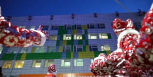 Деды Морозы устроили сюрприз на высоте для пациентов детской областной больницы в Белгороде