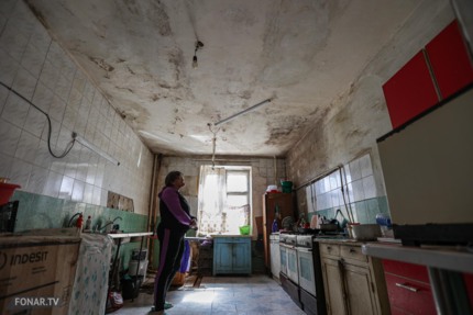 ​«Мы наполовину висим в воздухе». Как жильцы белгородского аварийного общежития пять лет живут обещаниями о расселении