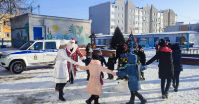 В Белгородском районе к детям Деда Мороза привезли на патрульном автомобиле