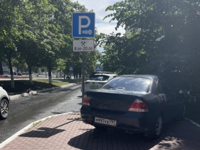 ​«Дело возбудили, машина осталась». Белгородец несколько месяцев пытается добиться наказания для водителя, который паркуется на тротуаре