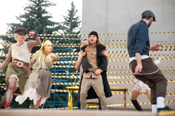 Театр на ходулях, магнитный «Колобок» и русская классика в рэпе. Каким получился второй фестиваль уличных театров «Иллюзион»