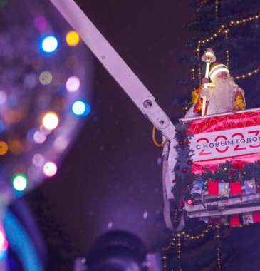 В Белгород Дед Мороз заехал на БТР, пересел на ретро-автомобиль и зажёг огни на ёлке
