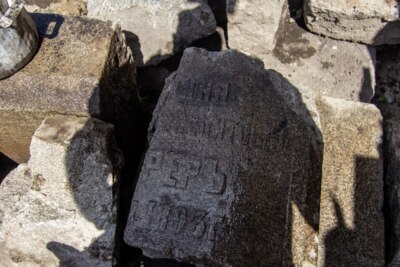 В Разумном нашли фрагменты надгробного памятника конца XIX века
