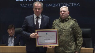 Гладков вручил награды военным, задержавшим подозреваемого в жестоких преступлениях в Новой Таволжанке