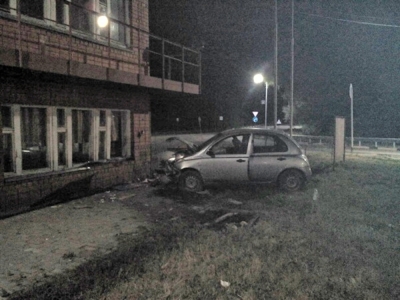 В Старом Осколе пьяная автомобилистка врезалась в биотуалет и здание