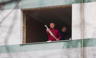В Белгороде строители заменяют разбитые стёкла в домах, пострадавших при обстреле 7 февраля