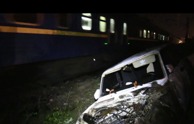 В Белгороде автомобиль столкнулся с локомотивом. За рулём «семёрки» был 16-летний подросток