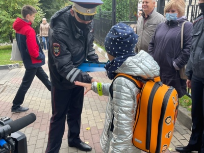 «Вернитесь домой целыми!». Как в Белгороде полицейские и «родительские патрули» помогают школьникам переходить дорогу