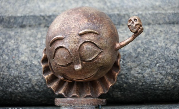 Первый «сбежавший» с моста смайл поселился у белгородского драмтеатра