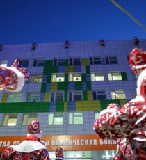 Деды Морозы устроили сюрприз на высоте для пациентов детской областной больницы в Белгороде