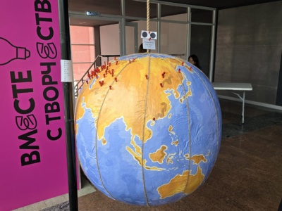 Нить длиной в 20 лет. Как открывали выставку к юбилею «Нового поколения»