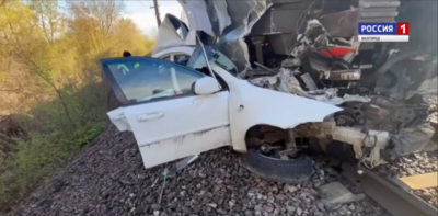 Под Белгородом поезд раздавил легковую машину