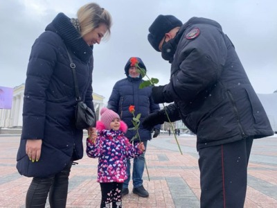 В Белгороде полицейские 8 марта приятно удивили женщин