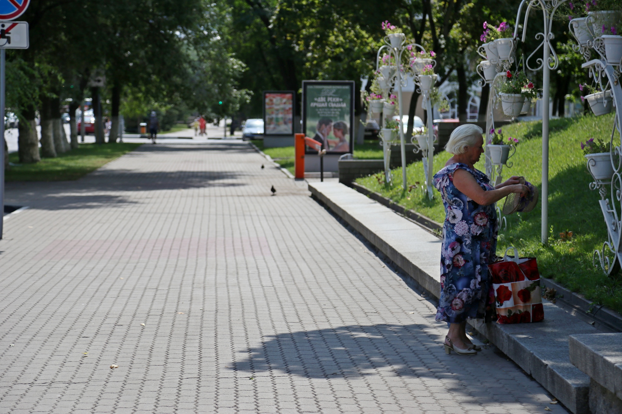 Женщина отдыхает в тени в центре Белгорода