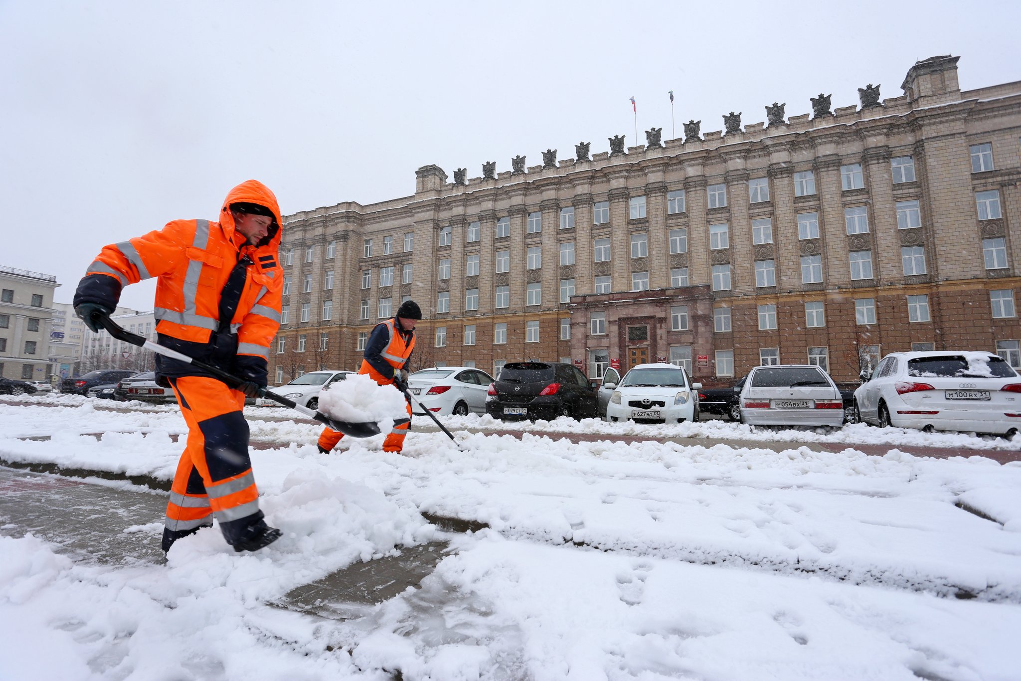 Уборка снега вручную. Уборка снега. Очистка снега. Разнорабочие уборка снега.