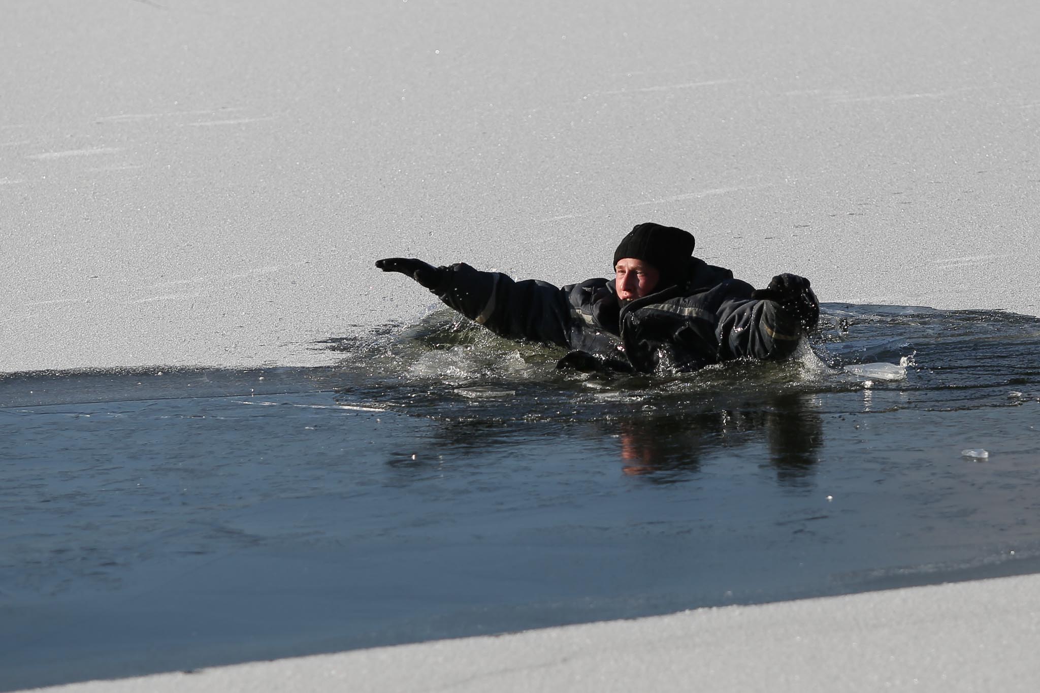Спасение человека провалившегося под лед. Человек провалился под лед.