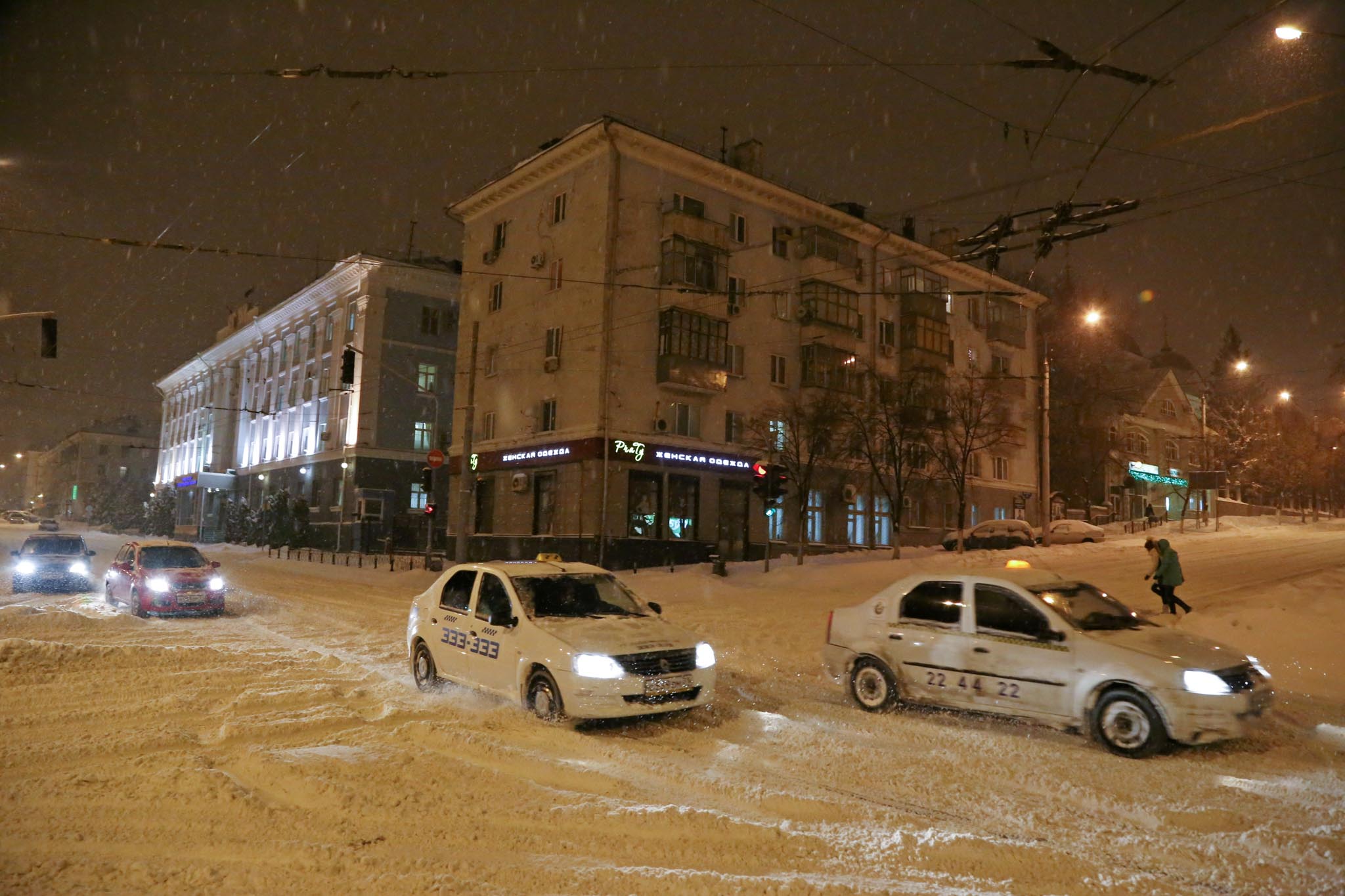 Мчс погода оренбургская. Снег в Белгороде. Сильный снегопад 2016 Новосибирск. Синоптик Белгород. Снег в Белгороде сегодня.