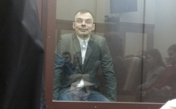 В Белгороде прошло заседание по делу поэта Александра Савицких, которого обвиняют в закладке наркотиков