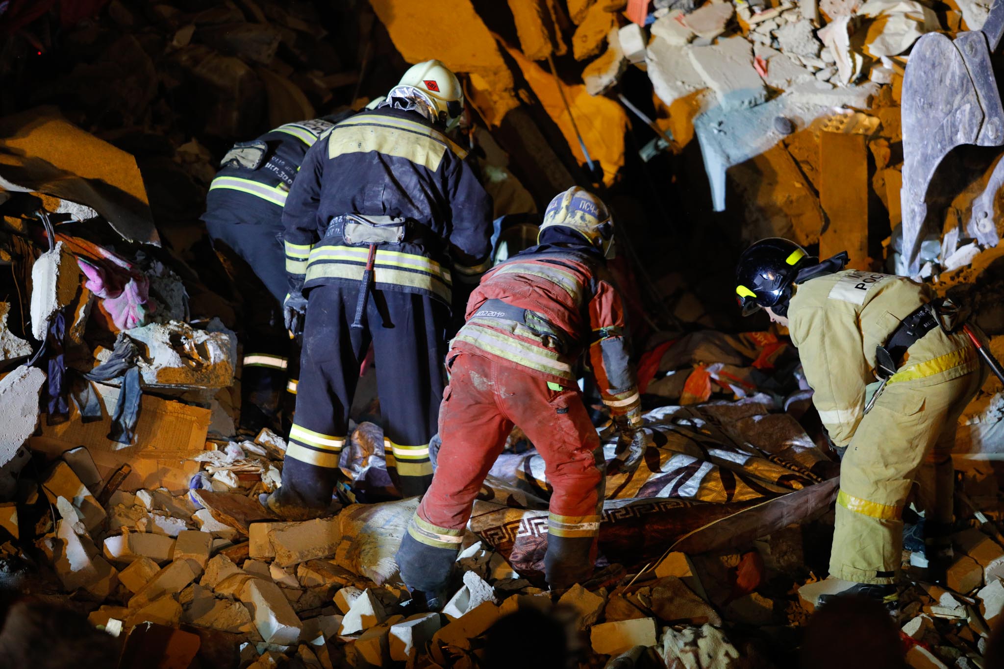 Спасатели достали из под завалов ребенка Турция. Взрыв на Шаландина в Белгороде. Газовое спасательное