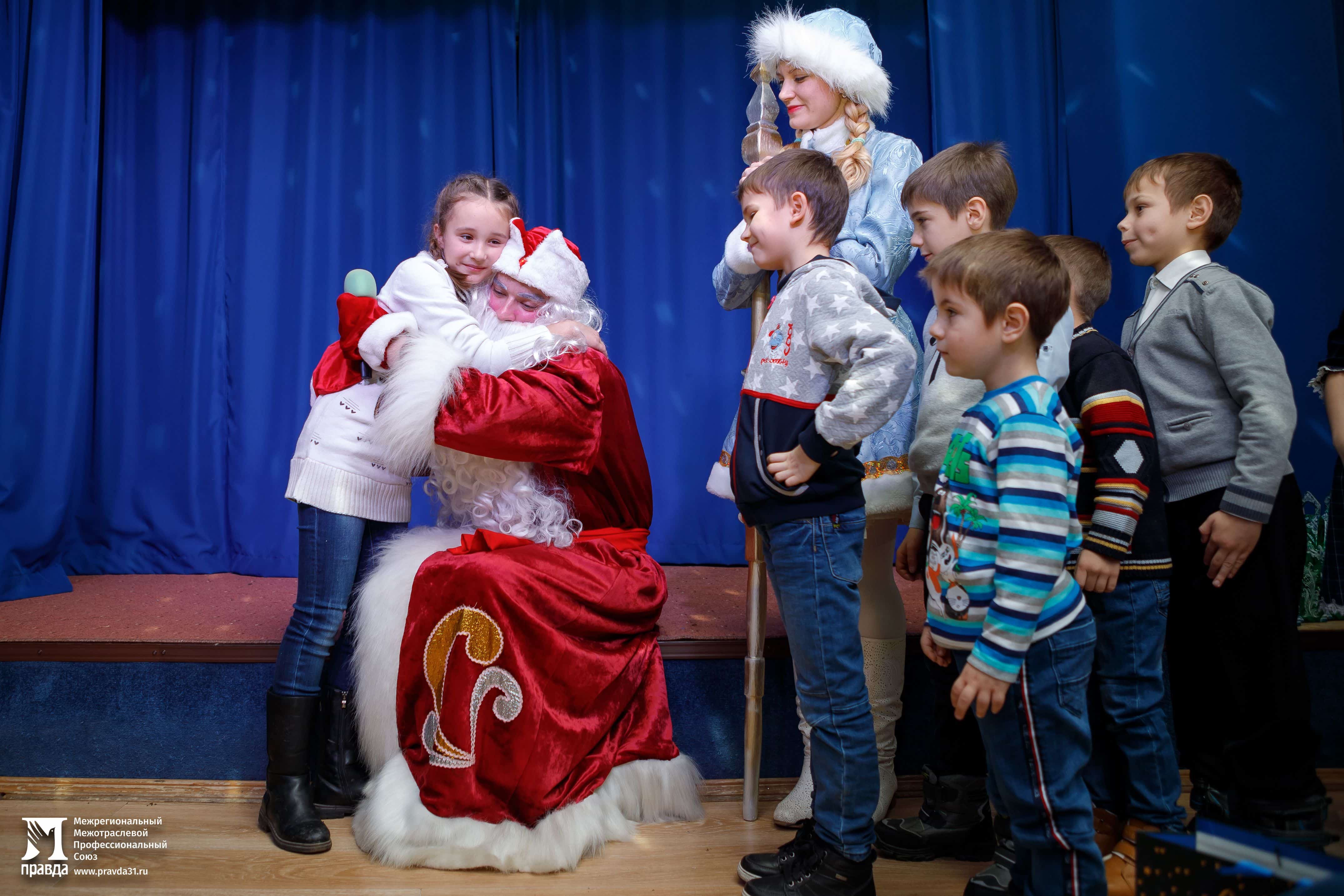 Правда деда. Колледж волшебством новый год дед Мороз. Новогодний праздник в Белгородской облбольнице для детей фото.