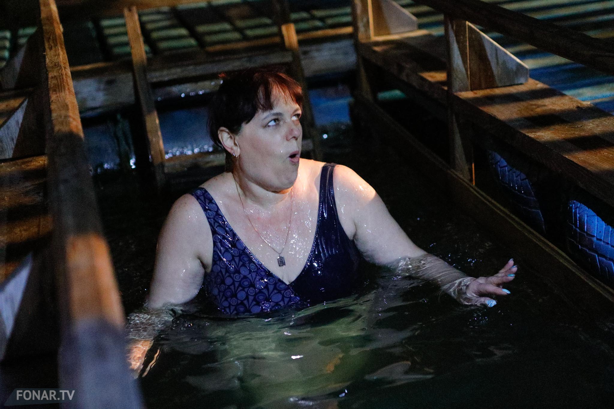 Купание после операции. Крещенские купания в Угличе. Крещенские купания 2017 женщины. Женщины в купели 2021. Крещенские купания бабушки.