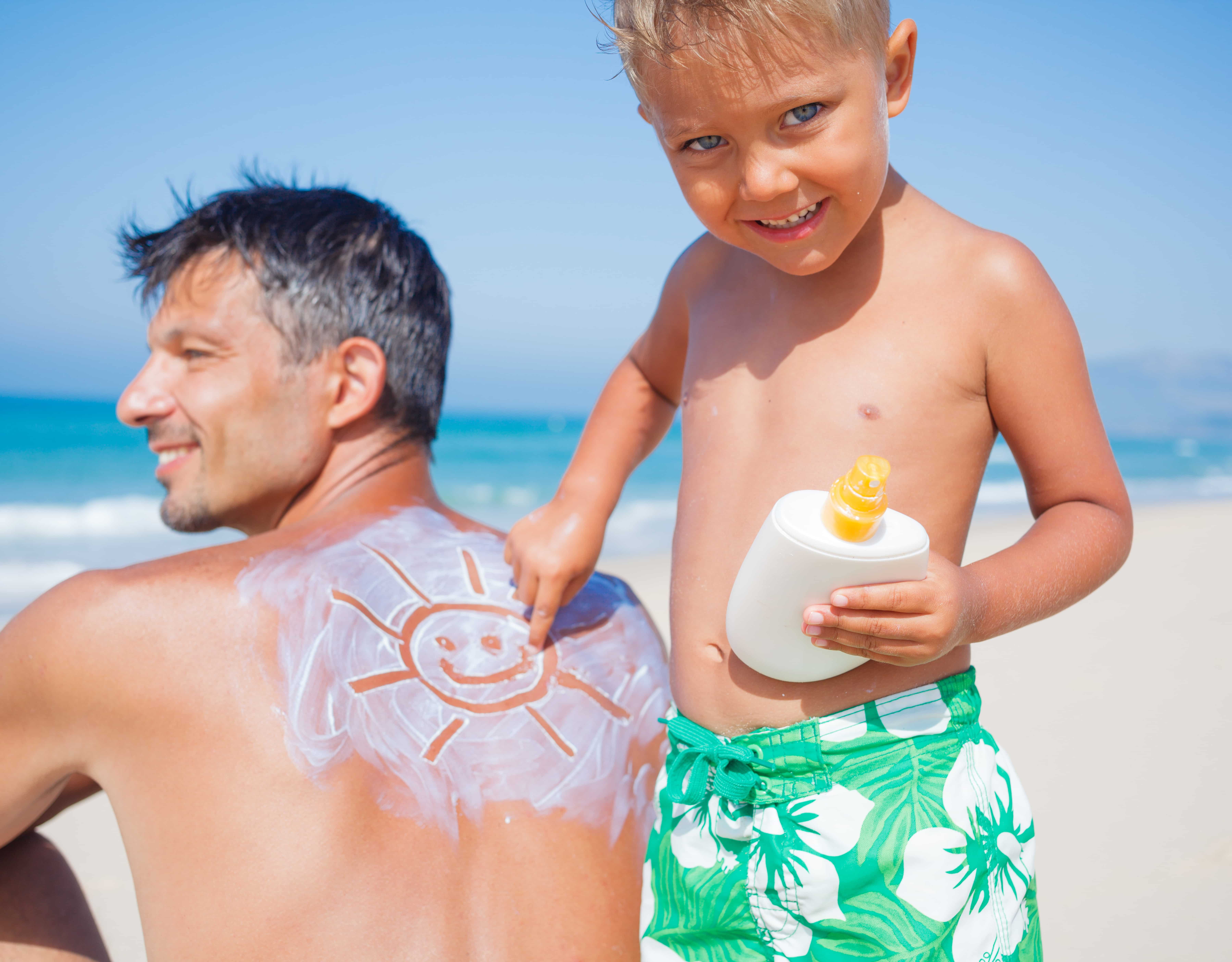 С папой загораем. Дочь загорает на пляже. Смешные дети. Девочки загорают на даче. Дети на море.