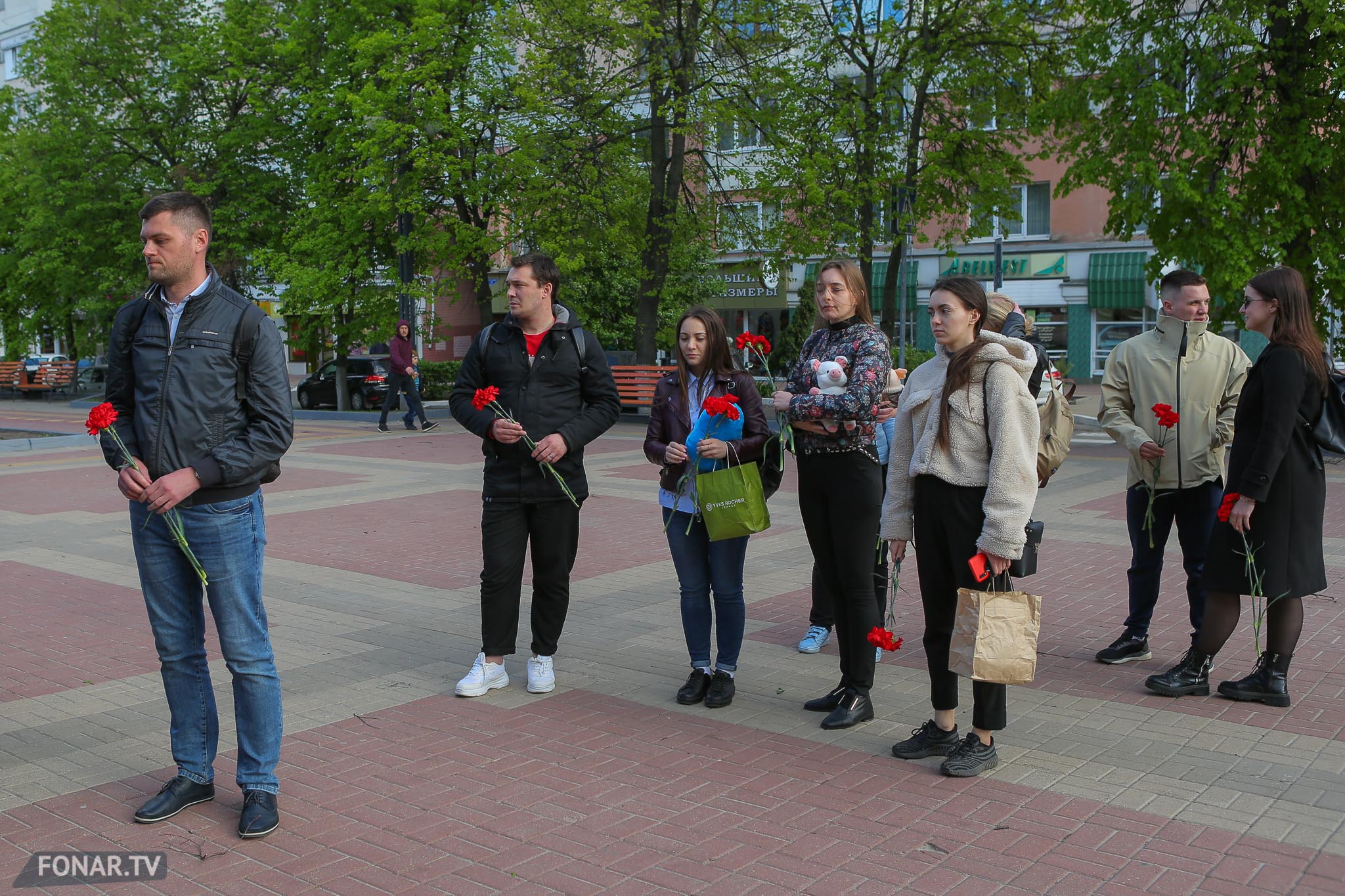 В белгороде гибнут люди. Мемориал Навальному в Белгороде. Белгородская школа расстрел.