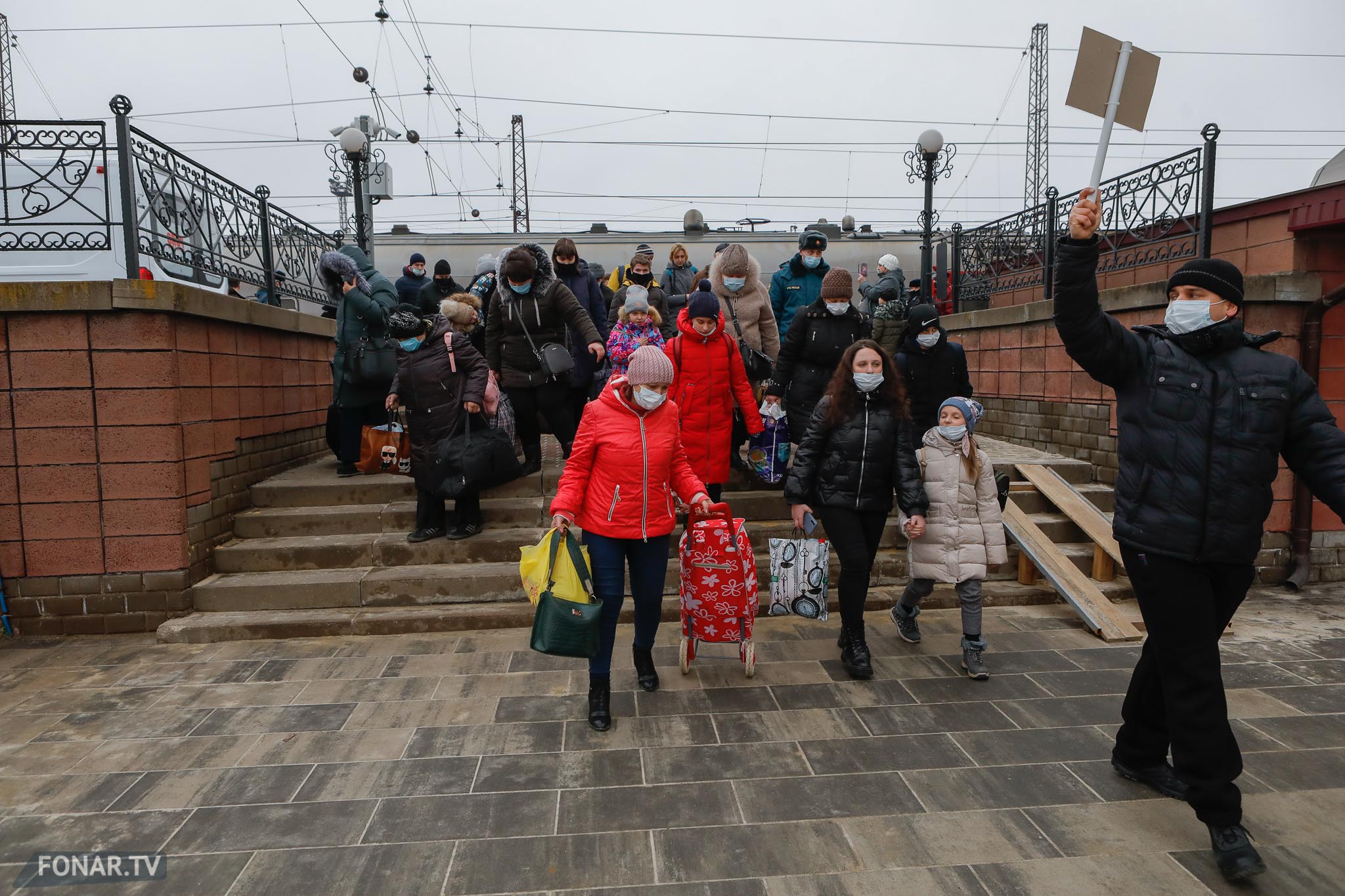 Люди бегут из харькова. Беженцы на вокзале в Белгороде. Беженцы из Донбасса в Архангельске. Беженцы из Белгорода приехали в Пензу. Поезд с беженцами Белгород.