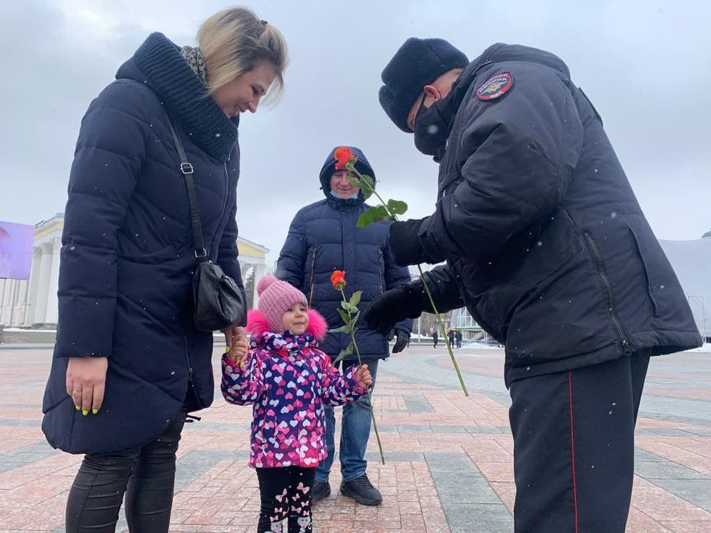 В Белгороде полицейские 8 марта приятно удивили женщин —FONARTV