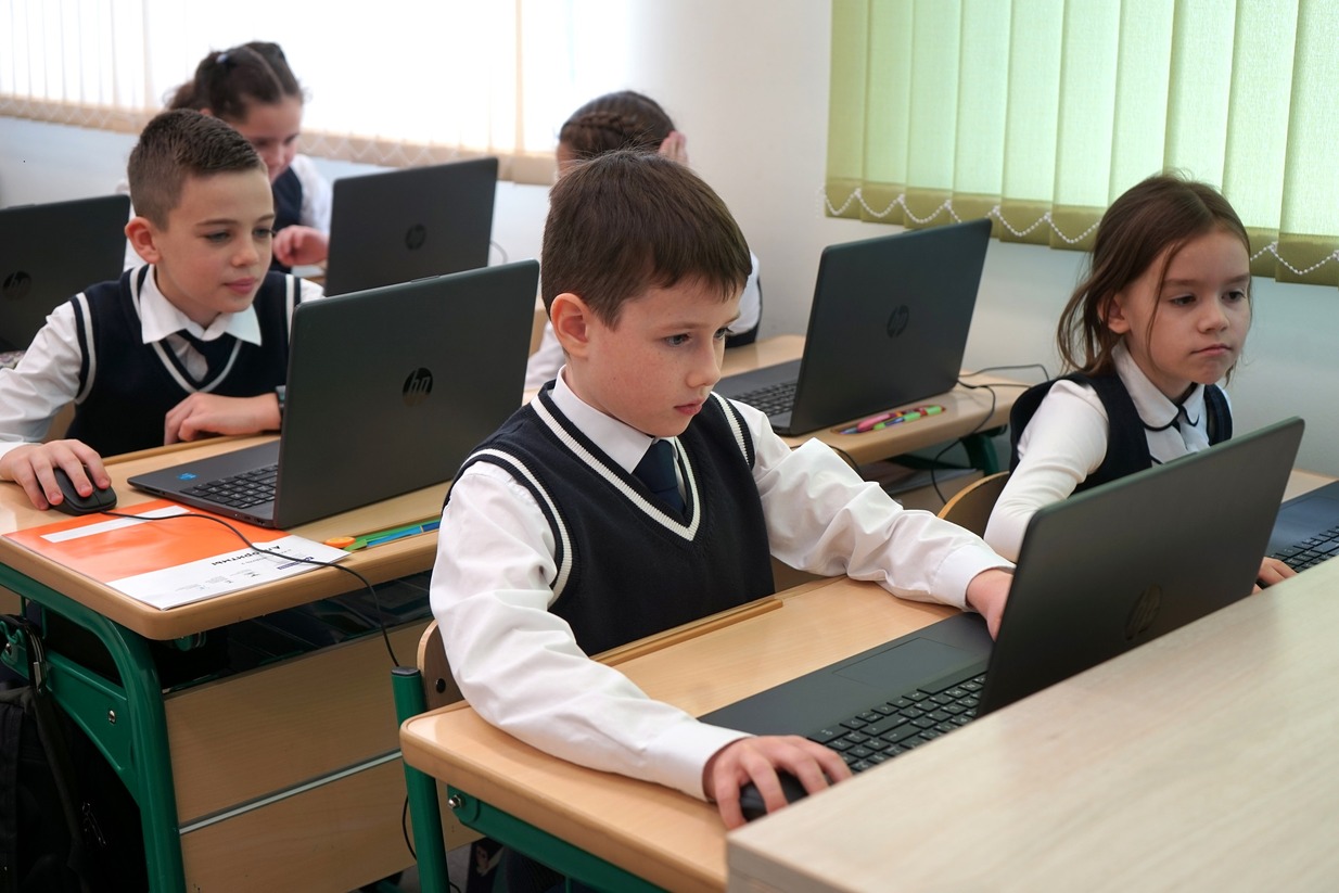 Юный информатик 1 класс. Проект школьника. Ученики за компьютерами в школе. Белгородская область школьники. Школьник в интернете.