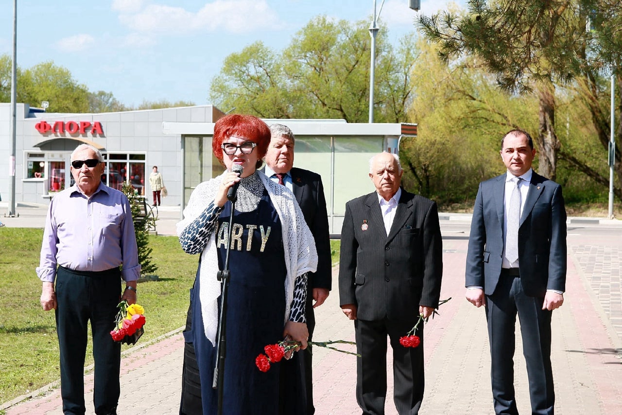 Шебекинская чиновница из «Единой России» в платье с PARTY заявила, что надпись значит «партия»