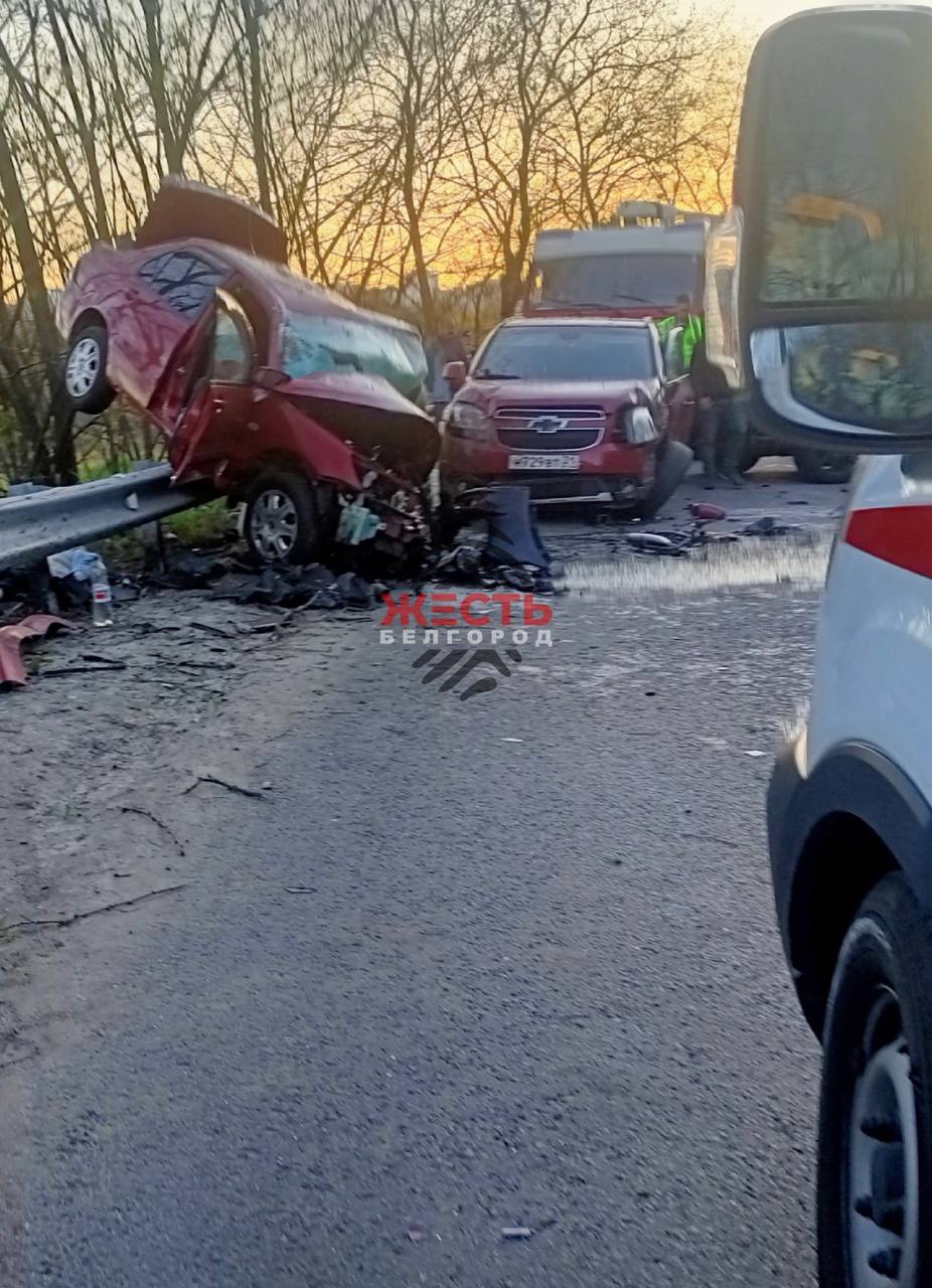 В Белгороде на улице Сумской автомобиль врезался в отбойник и перевернулся  — FONAR.TV