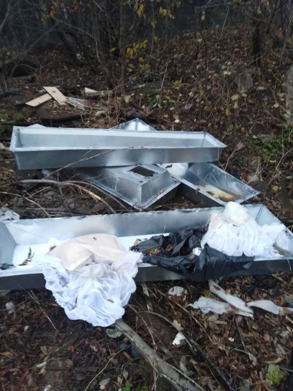 Белгородцы обратились в полицию из-за цинковых гробов на мусорке