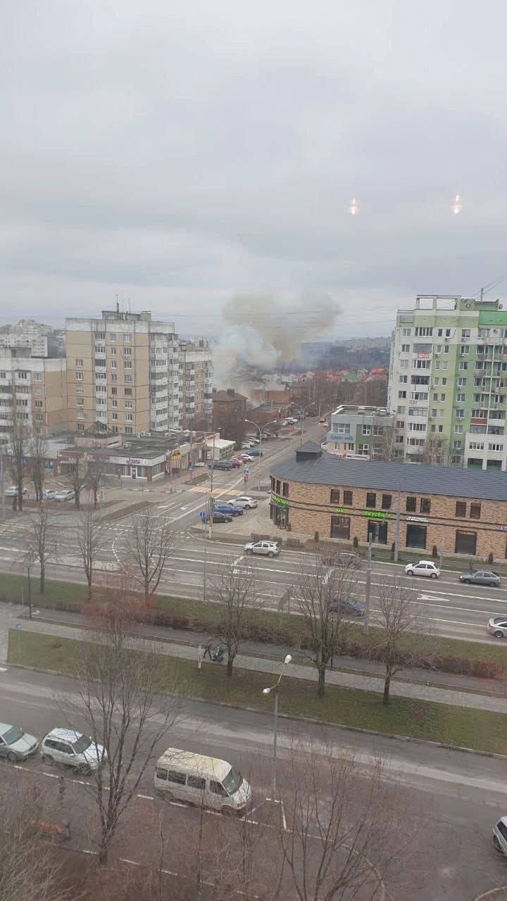 В Красной Яруге во время обстрела в доме выбило стёкла и загорелись два  сарая — FONAR.TV