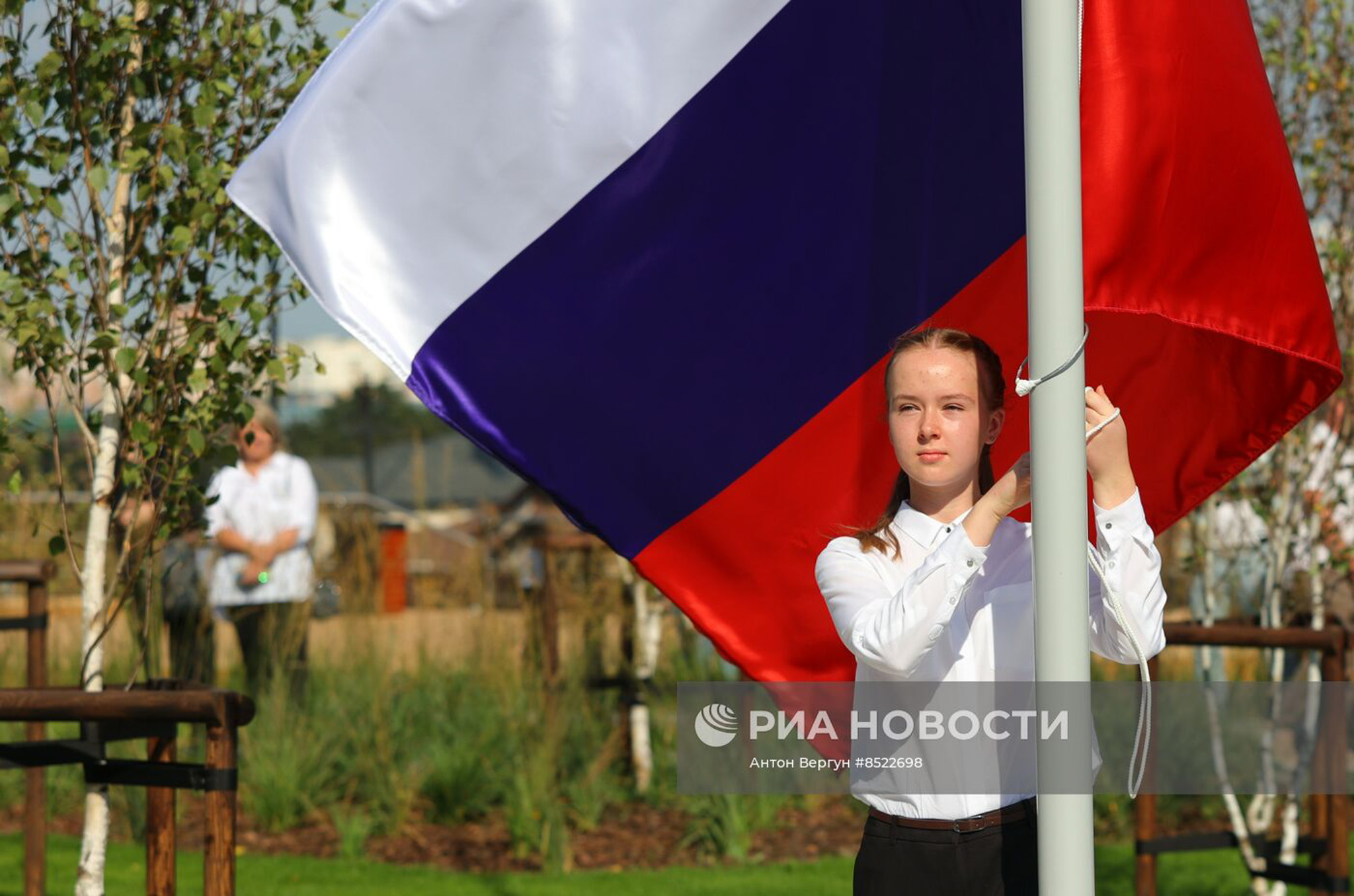 Поднятие флага России на церемонии открытия регионального центра выявления и поддержки одаренных детей в Белгороде. 22 сентября 2023 года