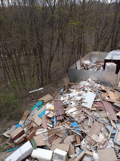 В Белгороде гора мусора от ремонта общежития начала падать в Архиерейскую рощу