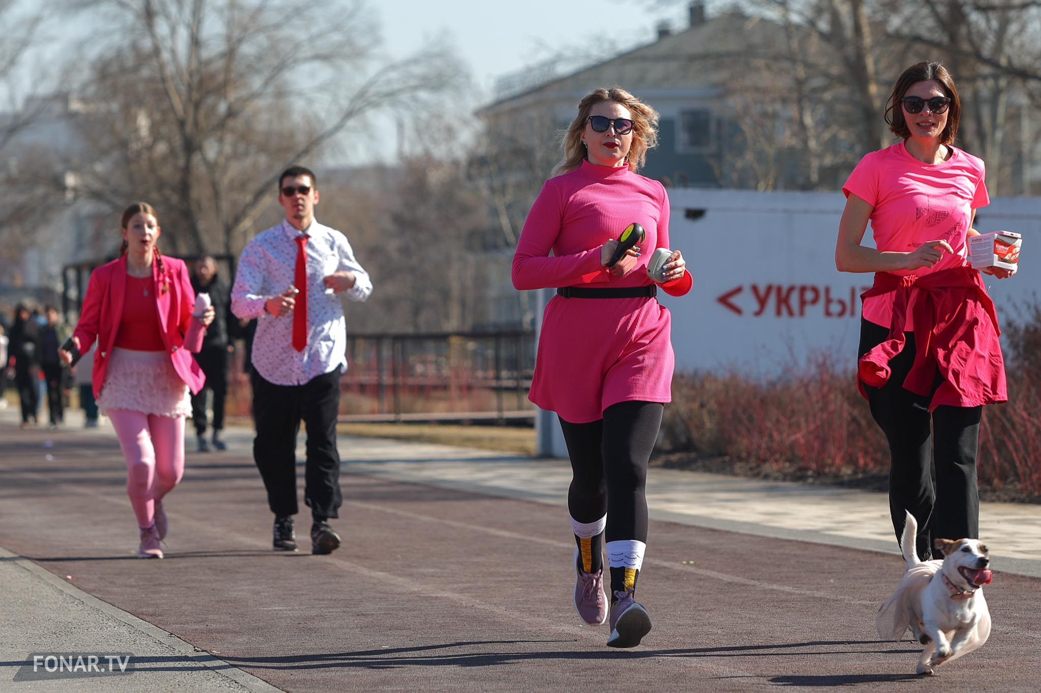 Участницы праздничного забега «Беги, дорогая, беги» в парке «Берега» в Белгороде, 8 марта 2025 года
