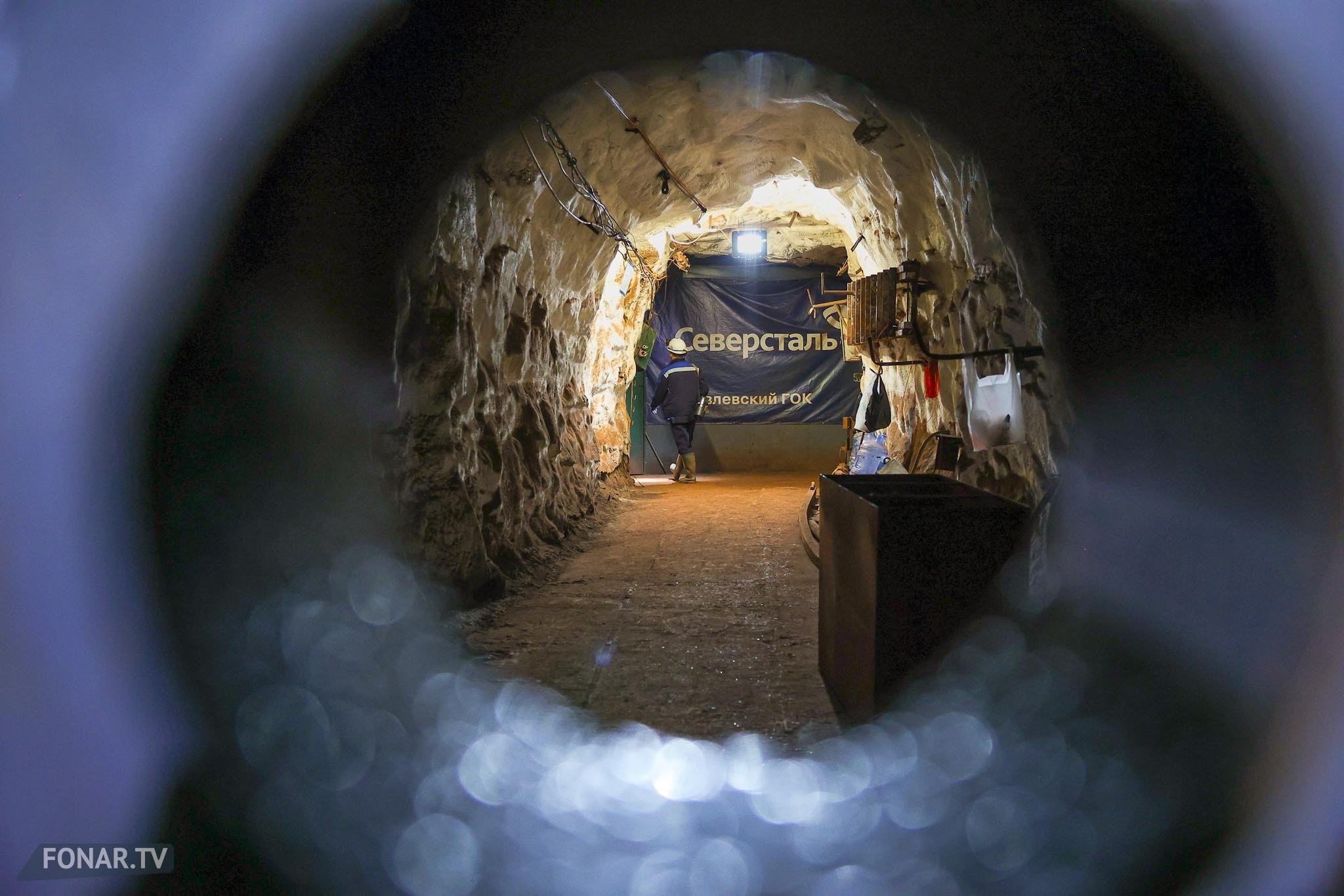 Сотрудник предприятия в шахте по добыче железной руды на территории Яковлевского горно-обогатительного комбината компании «Северсталь» в Белгородской области, 29 августа 2025 года