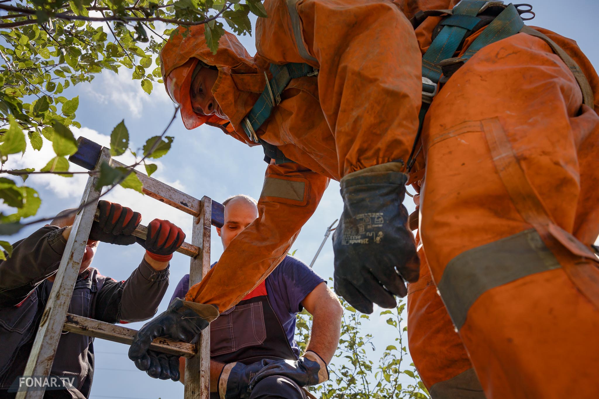 Сотрудник компании «Коммунальщик» во время очистки коллектора на улице Есенина в Белгороде, 3 сентября 2025 года